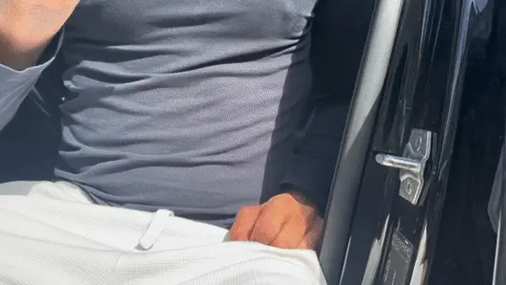 Poignée glissée dans le loquet en U de la portière