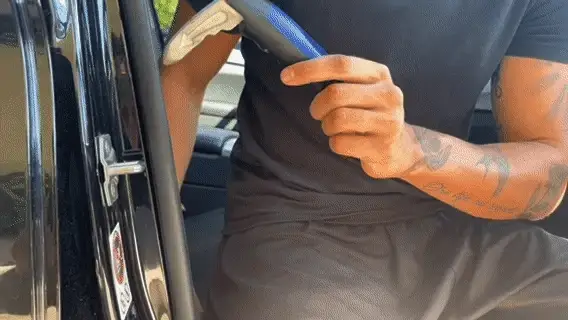 Main saisissant la poignée d'assistance