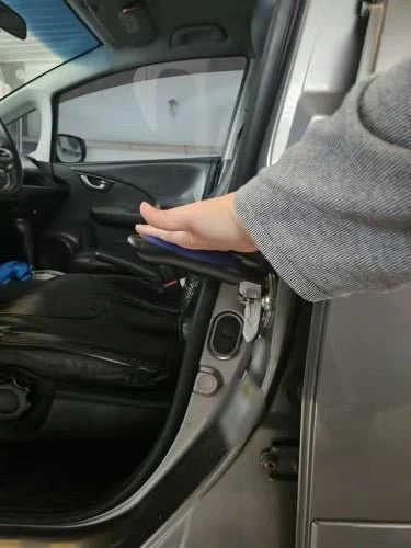 Utilisation de la poignée sur la portière passager